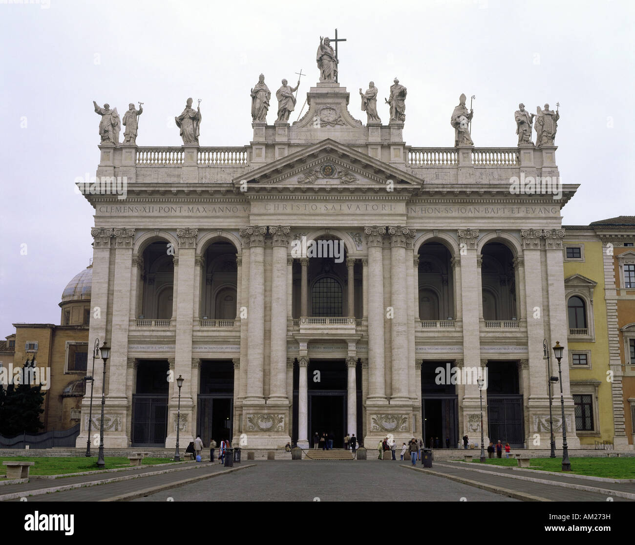 Geographie/Reisen, Italien, Rom, Kirchen, Basilika St. Johann im Lateran, gebaut: 313 - 314 AD, Umstellung: 16. - 18. Jahrhundert, barocke Fassade von Alessandro Galilei, 1735, Außenansicht, Additional-Rights - Clearance-Info - Not-Available Stockfoto