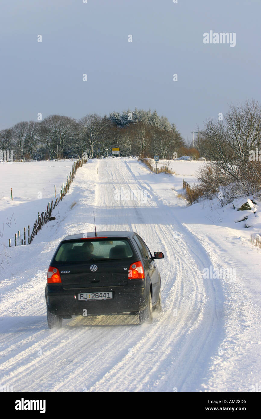 Auto auf Schnee bedeckten Straße Stockfoto