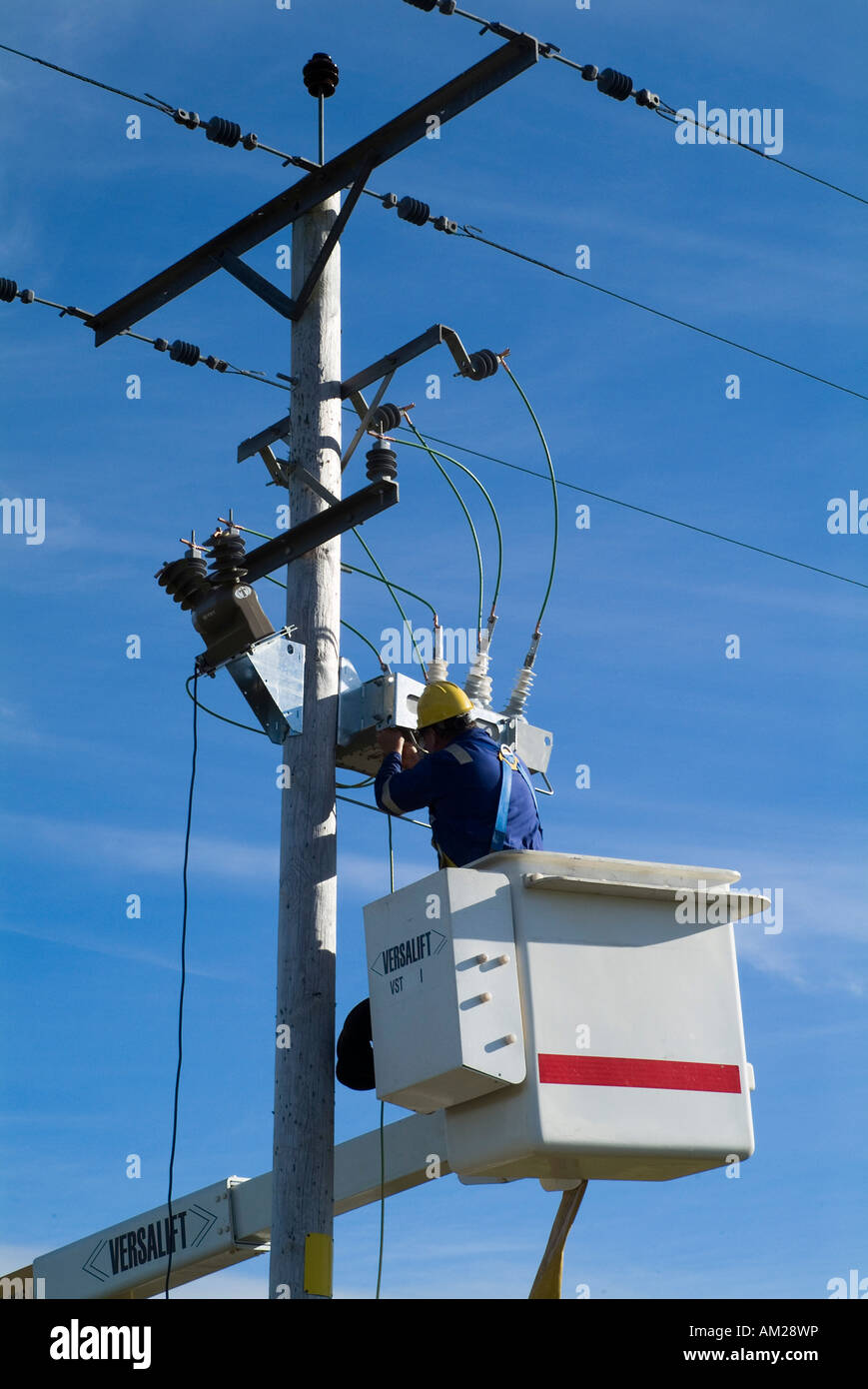 dh Hydro Electric ELECTRICITY UK Workman arbeitet an Stromdrahtmasten-Stromleitungen Schottisches Netzversorgungskabel verbindet Mitarbeiter von Energieversorgern Stockfoto