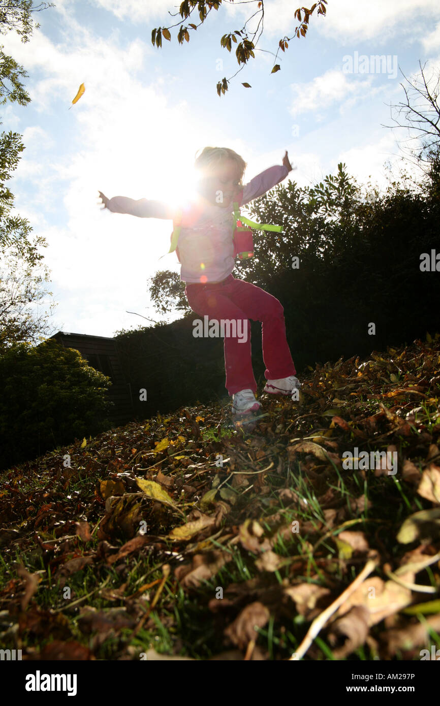 junges Mädchen springen vor Freude Stockfoto