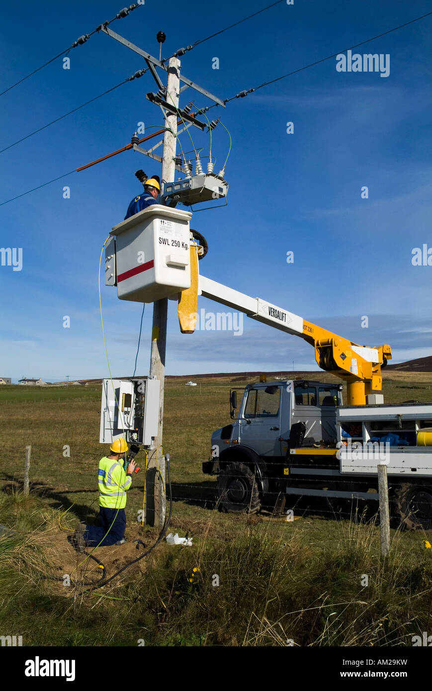 dh Hydro Electric ELEKTRIZITÄT UK Arbeiter arbeiten an Stromdrahtmasten Stromleitungen Orkney Netz heben Arbeit Wasserkraftwerk Wiege nationalen Arbeitnehmer Stockfoto