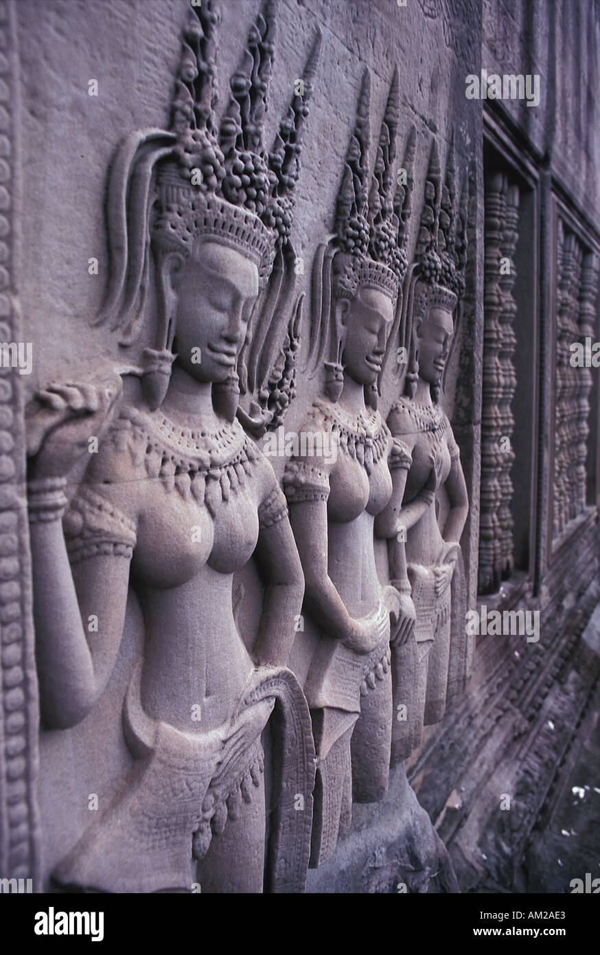 Bas-Relief Darstellung Devatas oder weiblichen Gottheiten auf den oberen Ebenen des Angkor Wat, Kambodscha Stockfoto