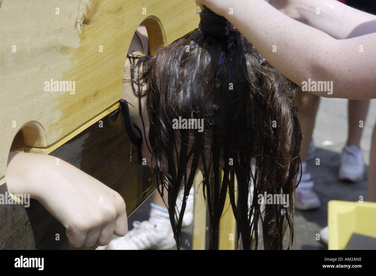 Haare einweichen Wasser nass Bestände Folter Bestrafung weibliche Frauen Stockfoto