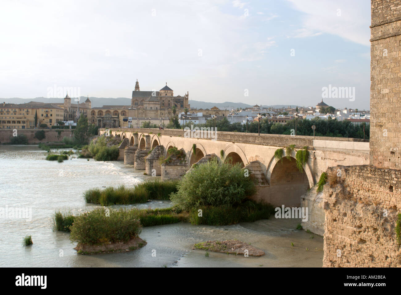 Puente Romano von der Torre De La Calahorra auf dem Fluss Guadalquivir mit der Dom-Moschee in der Ferne, Cordoba, Spanien Stockfoto