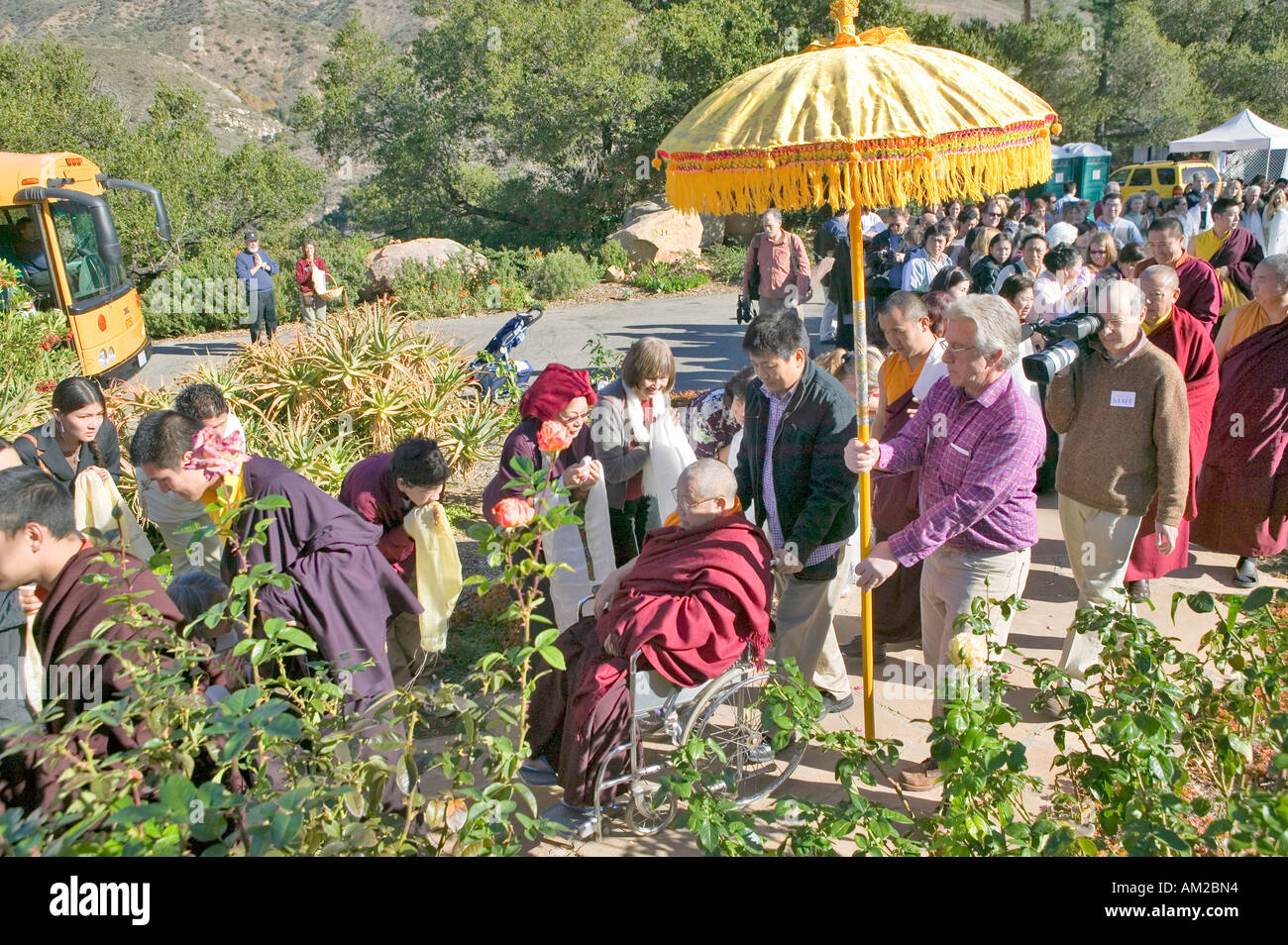 Prozession von SH Penor Rinpoche s über Nacht Residenz zum Altarraum zu Ehren seiner Anwesenheit bei Meditation in Ojai CA montieren Stockfoto