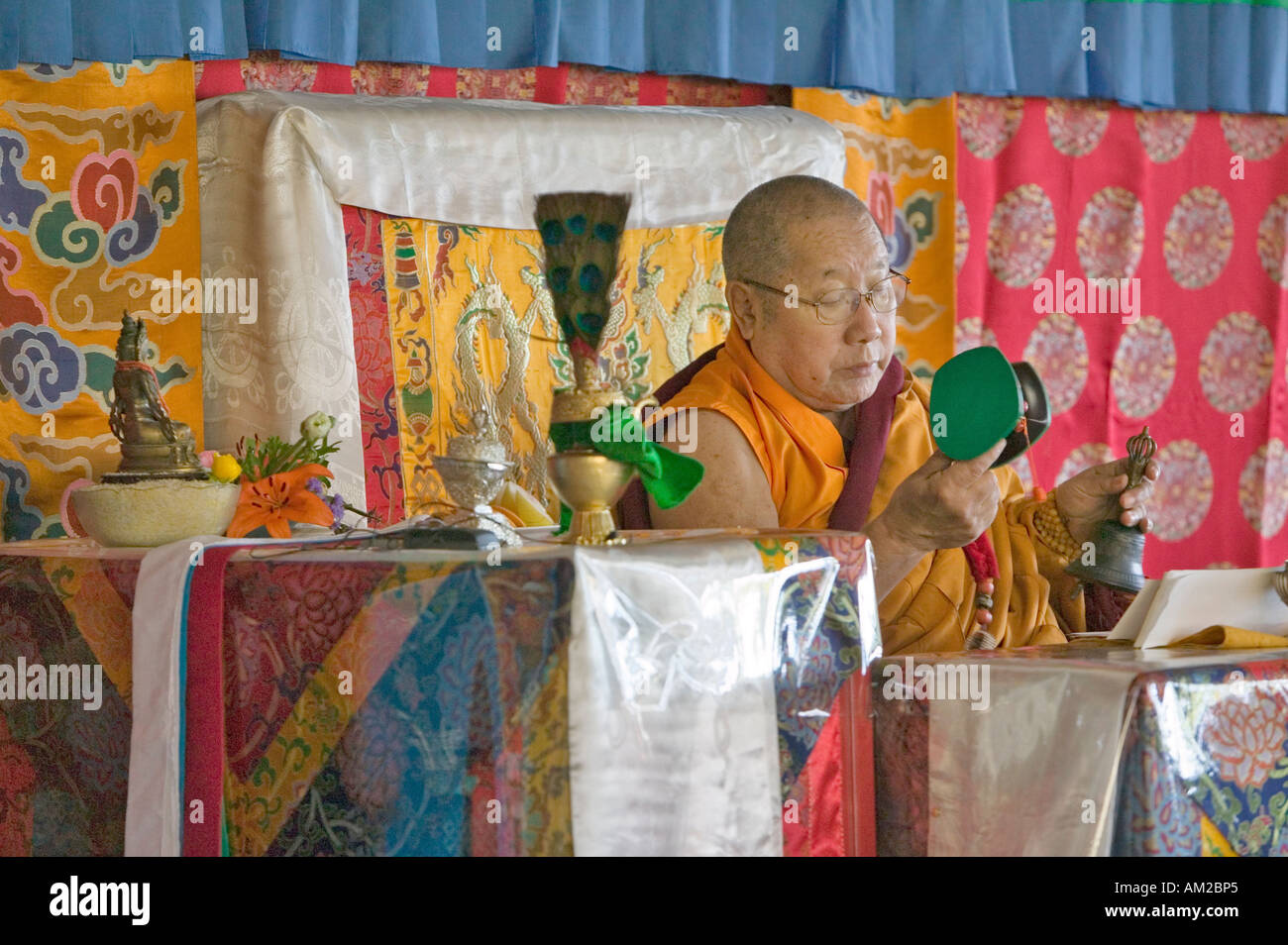 HH Penor Rinpoche tibetische geboren obersten Leiter der Nyingmapa Buddhismus präsidiert Amitabha Empowerment in Meditation zu montieren, in Stockfoto