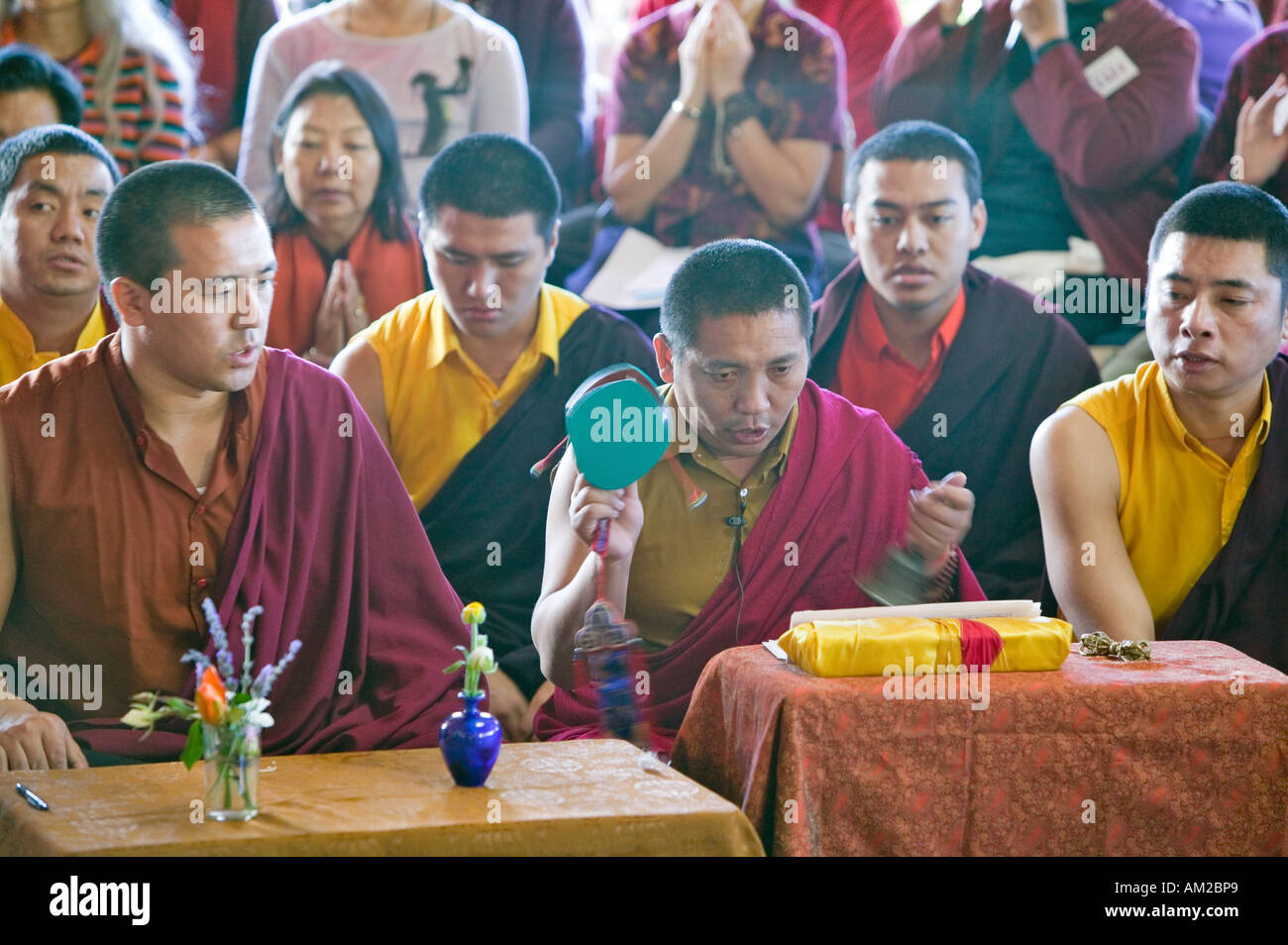 Tibetische Mönche mit Becken im Amitabha Empowerment buddhistische Zeremonie Meditation Mount in Ojai, Kalifornien Stockfoto