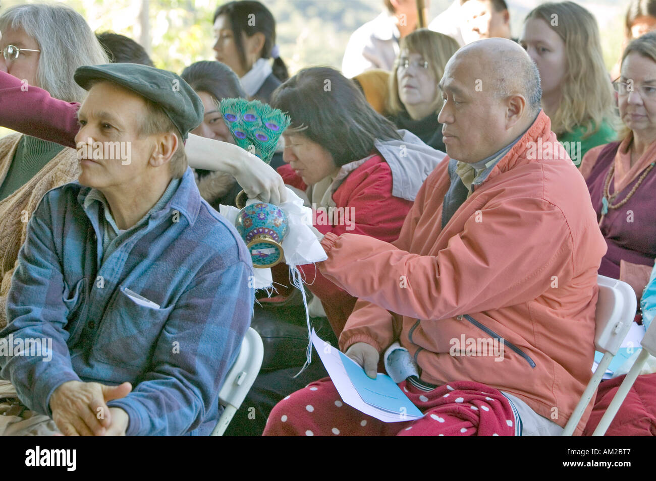 Anhänger erhält Tee aus der rituellen Vase im Amitabha Empowerment buddhistische Zeremonie Meditation Mount in Ojai, Kalifornien Stockfoto