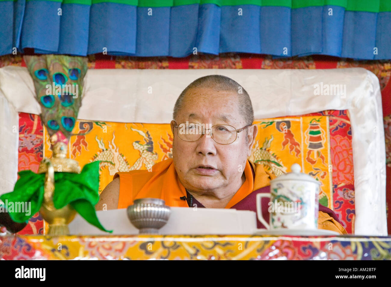 HH Penor Rinpoche tibetische geboren obersten Leiter der Nyingmapa Buddhismus präsidiert Amitabha Empowerment in Meditation zu montieren, in Stockfoto