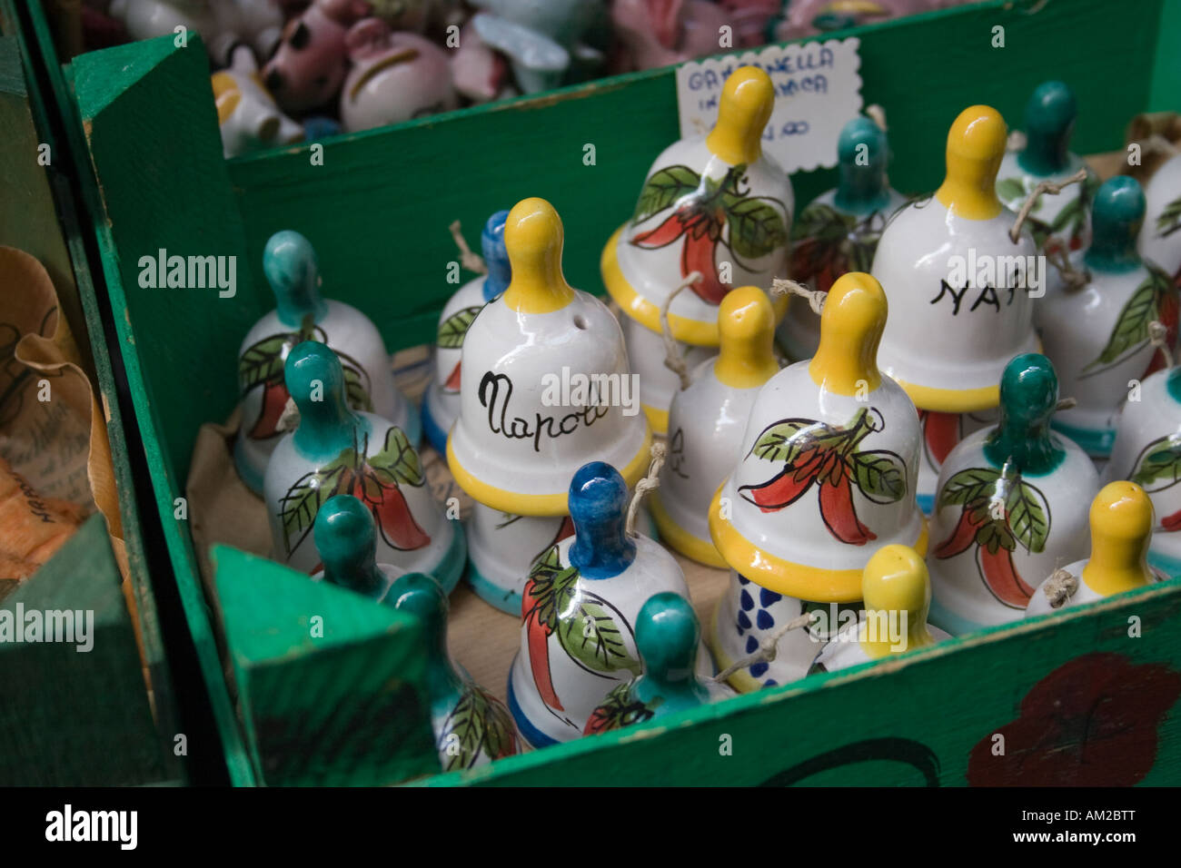 Miniaturen der bunten Glocken in der Weihnachtszeit, eine Tradition in Neapel verwendet werden Stockfoto