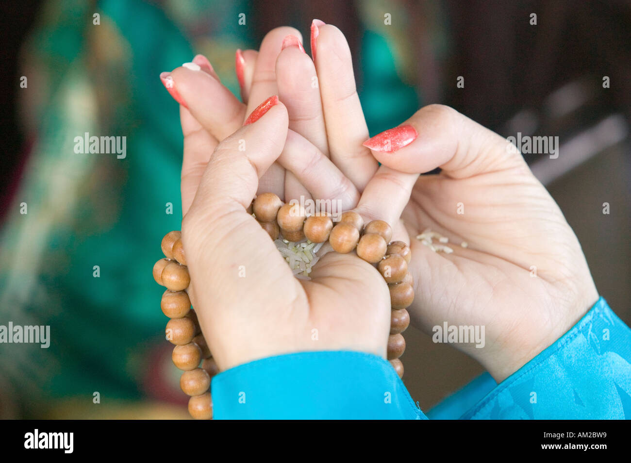 Eine Frau s Hände halten Gebetskette und Reis ein Amitabha Empowerment buddhistische Zeremonie Meditation montieren in Ojai, Kalifornien Stockfoto
