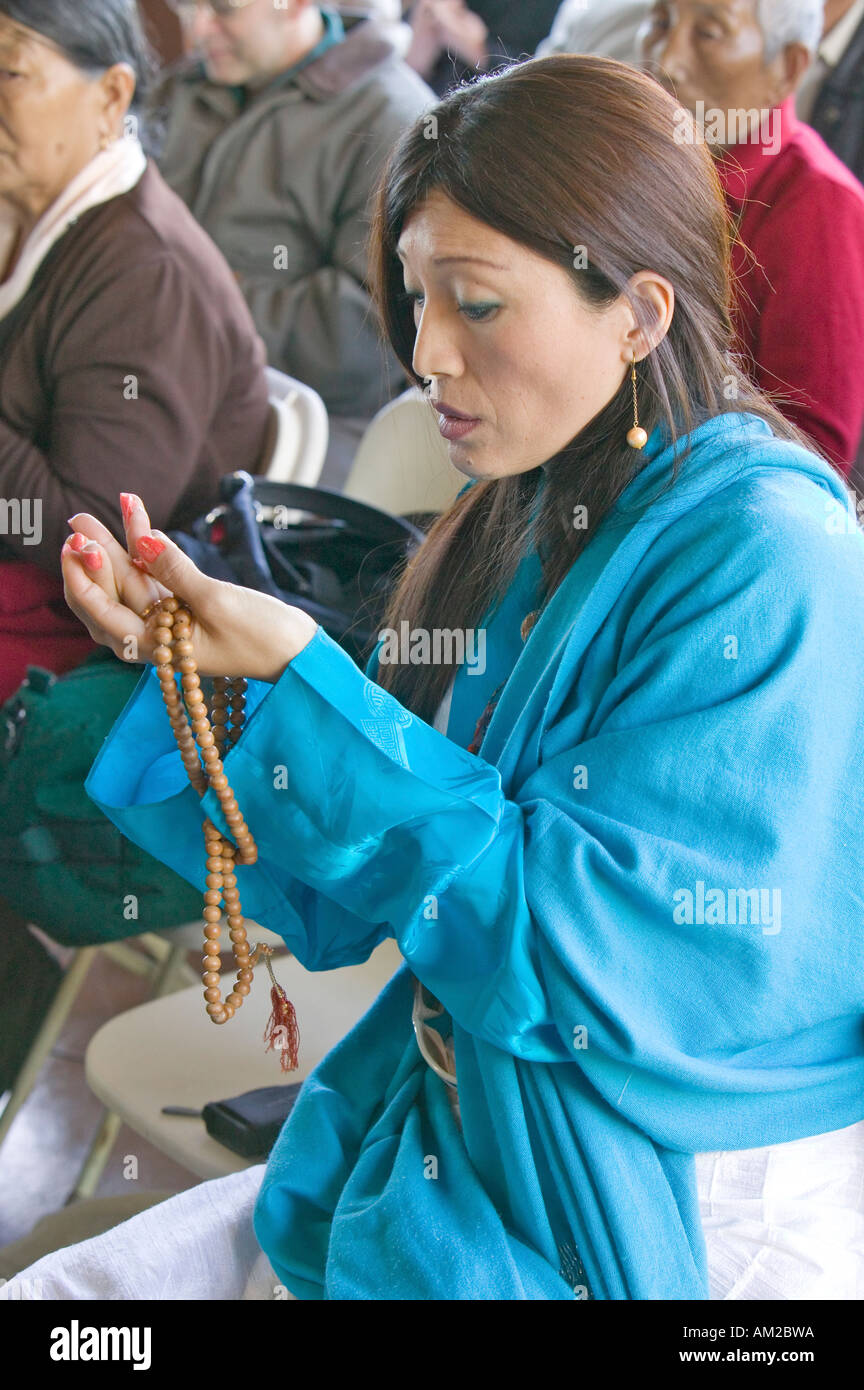 Eine Frau s Hände halten Gebetskette und Reis ein Amitabha Empowerment buddhistische Zeremonie Meditation montieren in Ojai, Kalifornien Stockfoto