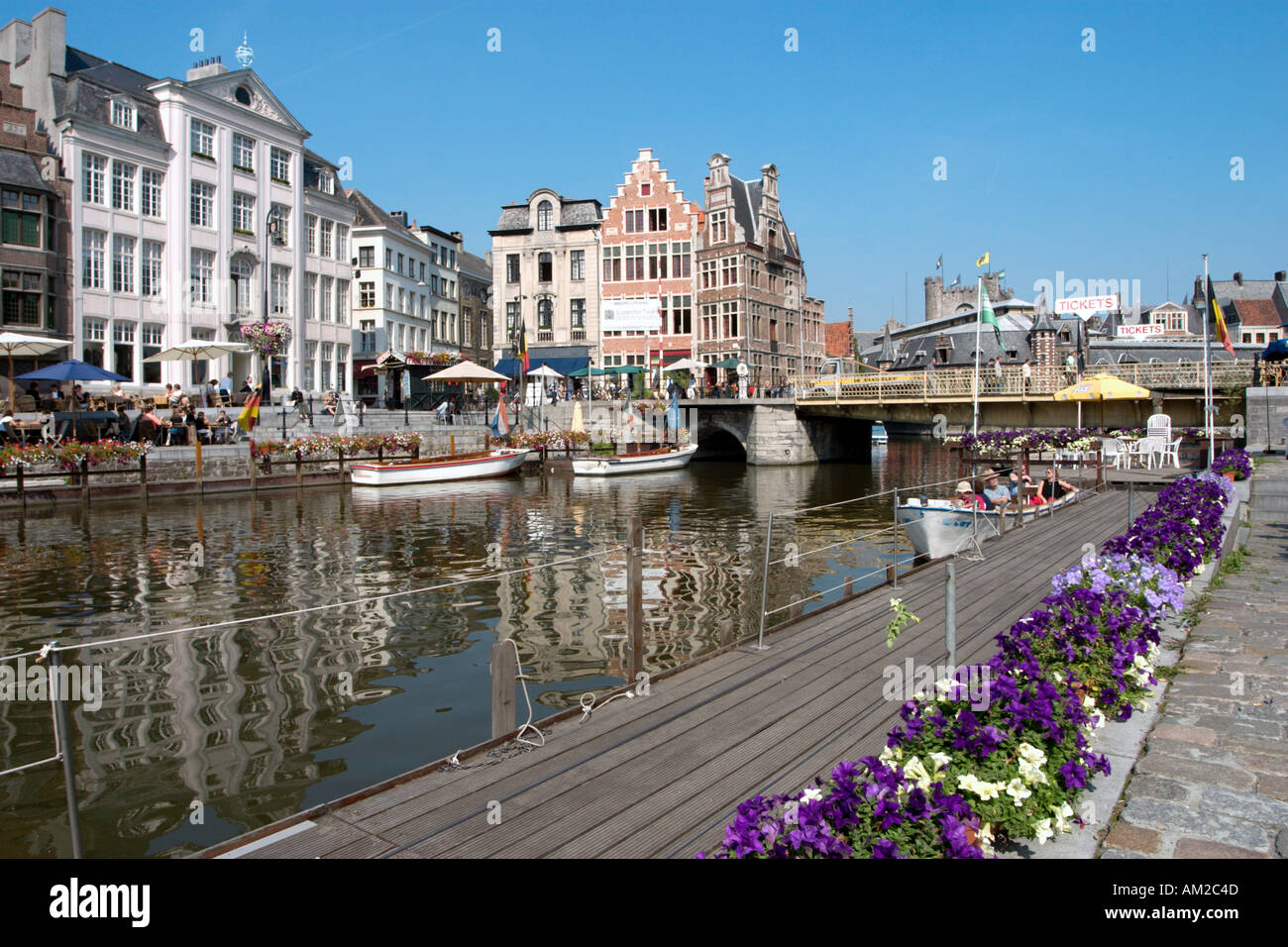 Ausflugsboote am Graslei Blick auf Korenlei im Zentrum Stadt, Gent, Belgien Stockfoto