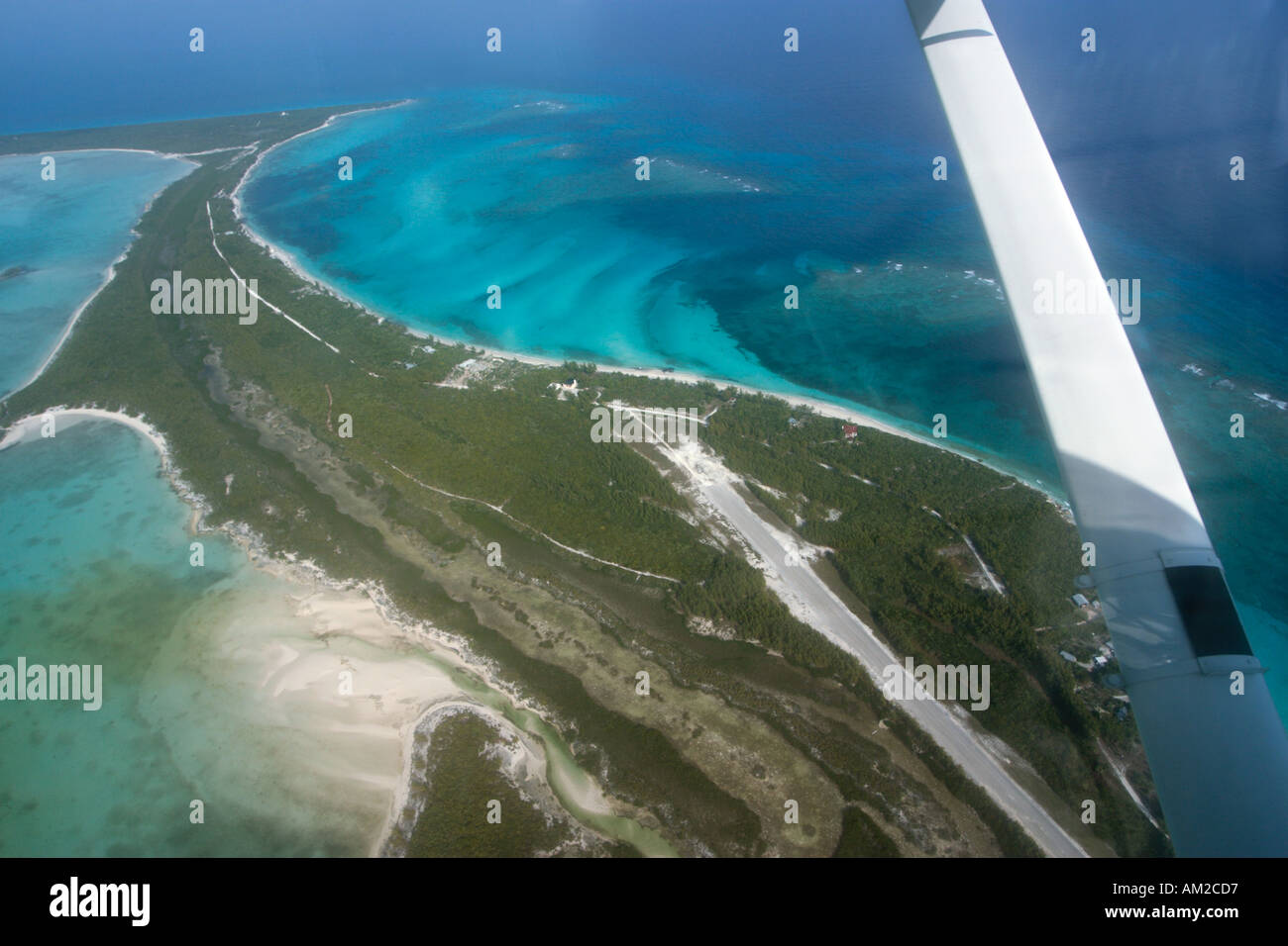 Luftaufnahme des Flugplatzes auf großen Whale Cay, Berry Islands, Bahamas, Karibik Stockfoto