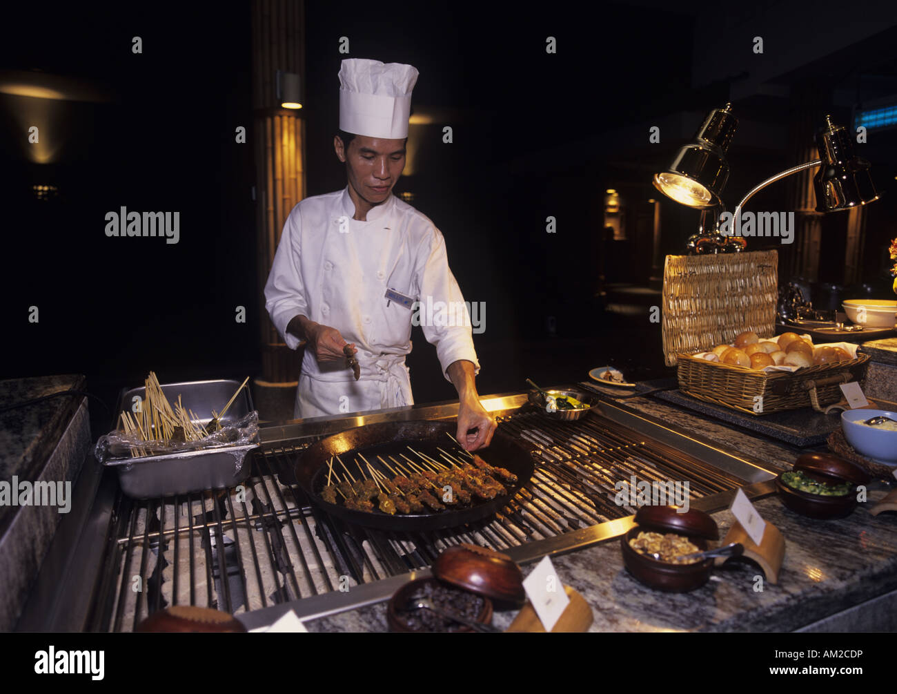 Geographie/Reise, Singapur, Singapore City, Gastronomie, Kochen mit Satay Spieß, Additional-Rights - Clearance-Info - Not-Available Stockfoto