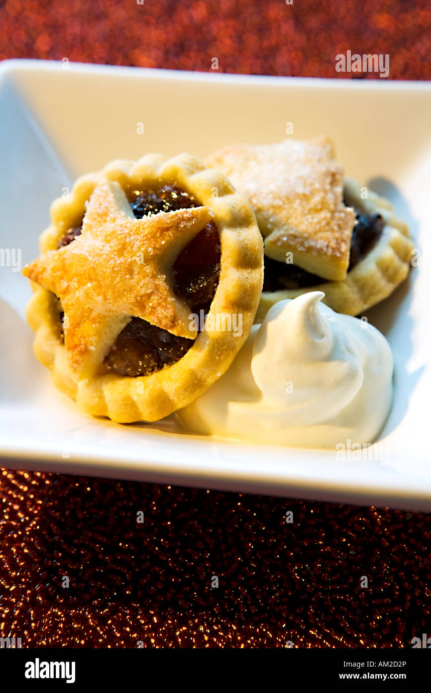 Mince Pies auf einem Porzellanteller Stockfoto