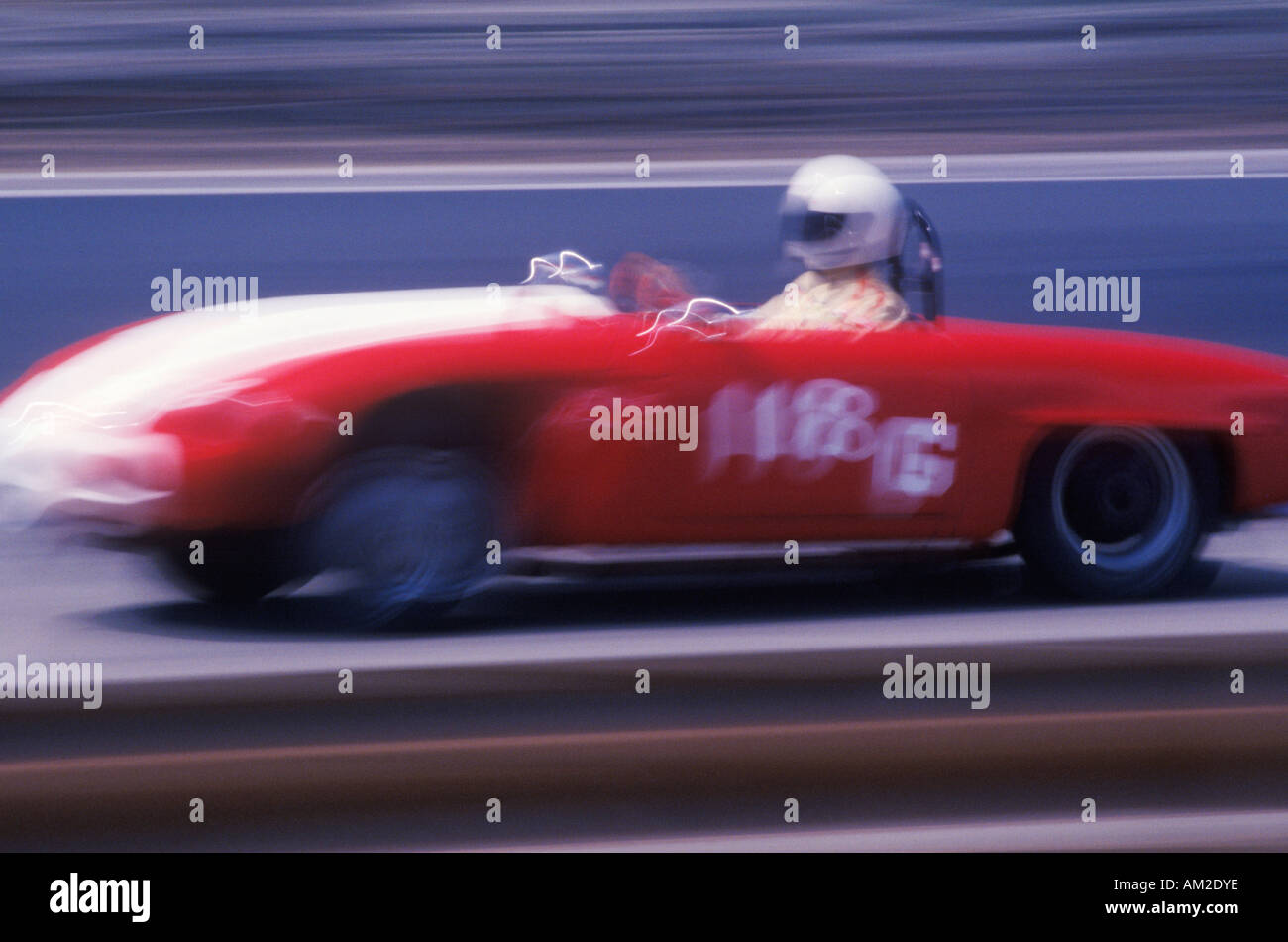 Ein rotes Auto mit Fahrer in Laguna Seca Classic-Rennen in Carmel, Kalifornien Stockfoto