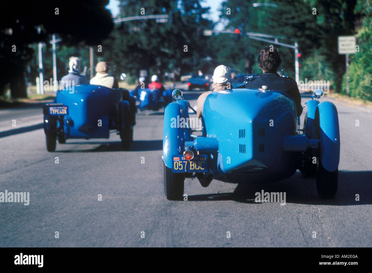 Eine Gruppe von Bugatti Eigentümer Laufwerk zeigen ihren Oldtimern auf Route 1 während der 35. Pebble Beach Concours Oldtimer ca 1985 Stockfoto
