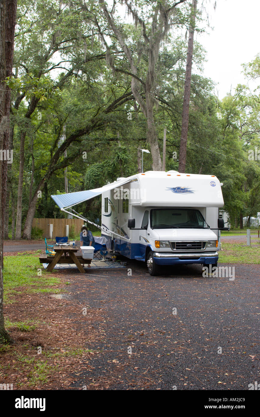 Frau außerhalb Wohnmobil geparkt im Hillsborough River State Park in Florida USA Stockfoto