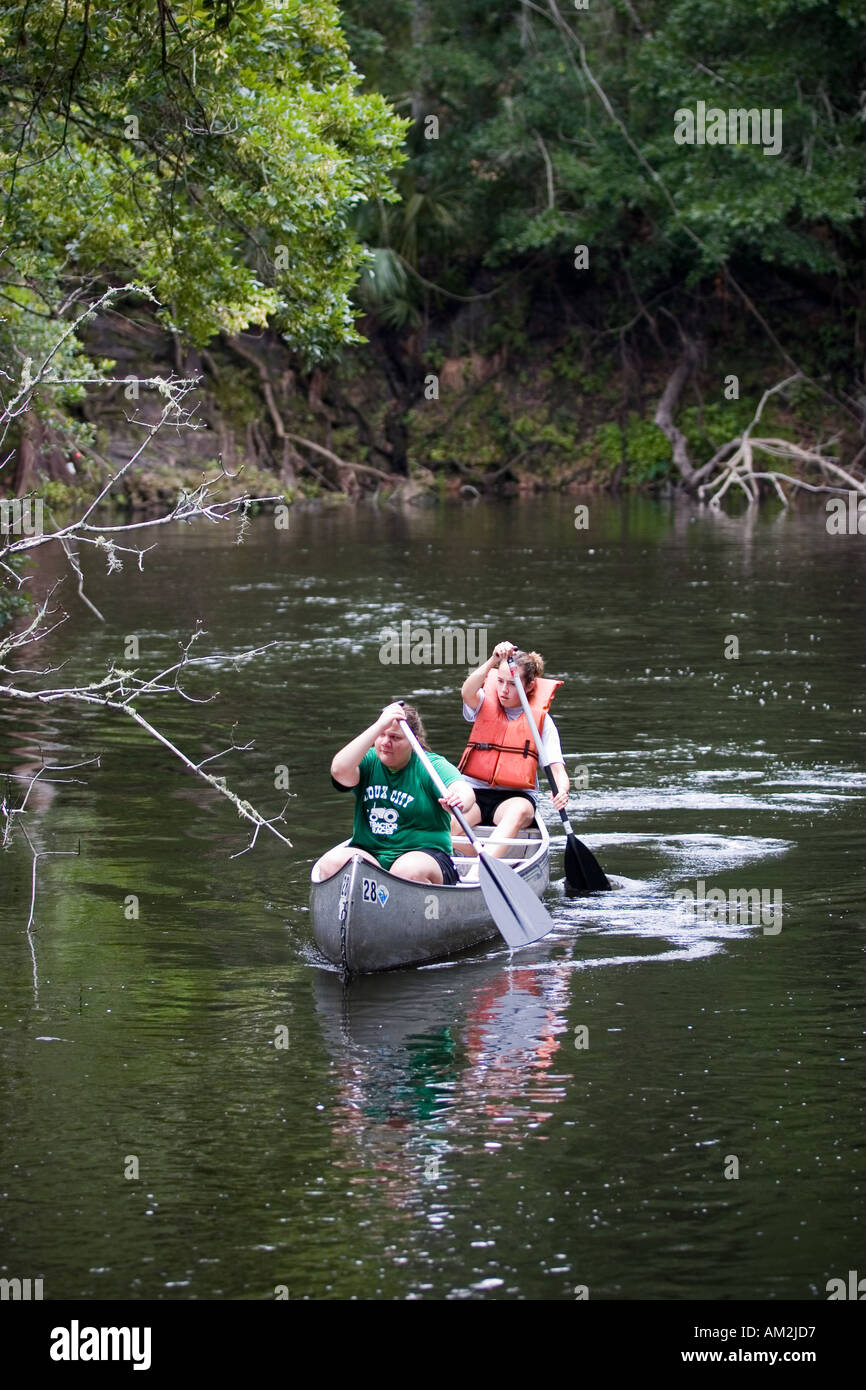 Zwei Mädchen paddeln Kanu auf dem Hillsborough River im Hillsborough River State Park nördlich von Tampa Florida USA Stockfoto