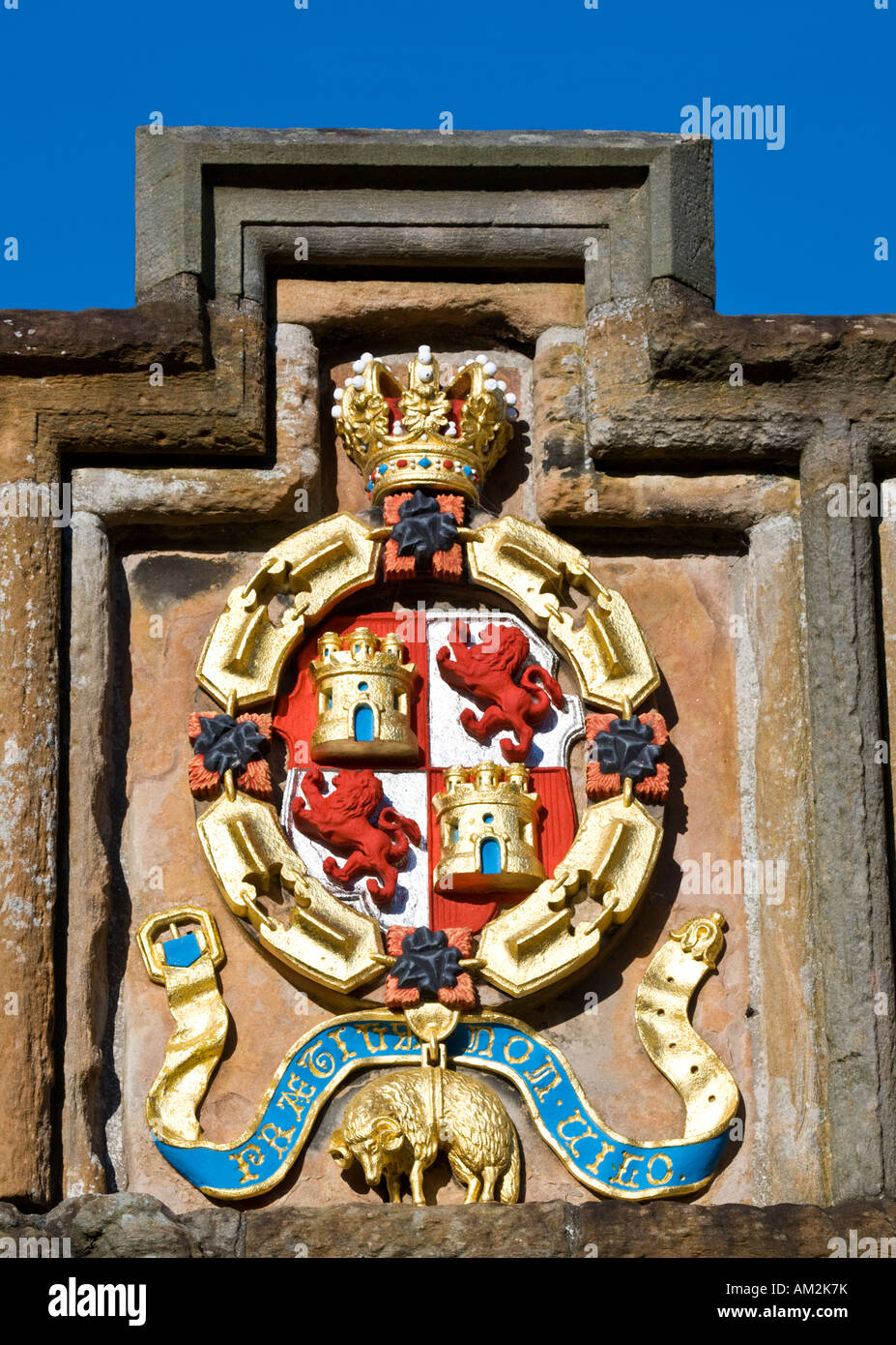 Einer der vier königliche Wappen Wappen über dem Eingang zum Linlithgow Palace Schottland Stockfoto