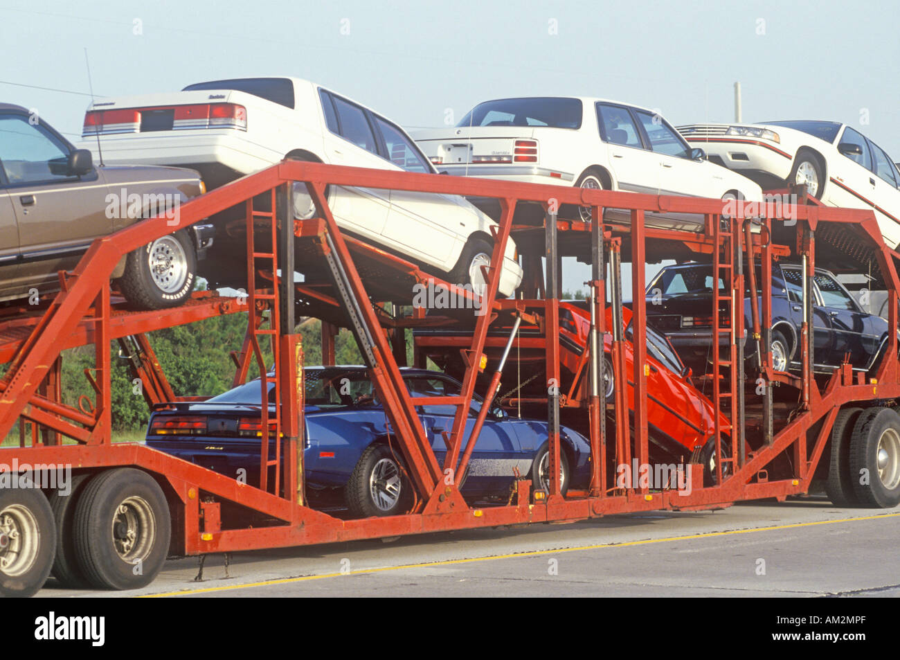 Amerikanische Autos auf den Markt transportiert werden Stockfoto