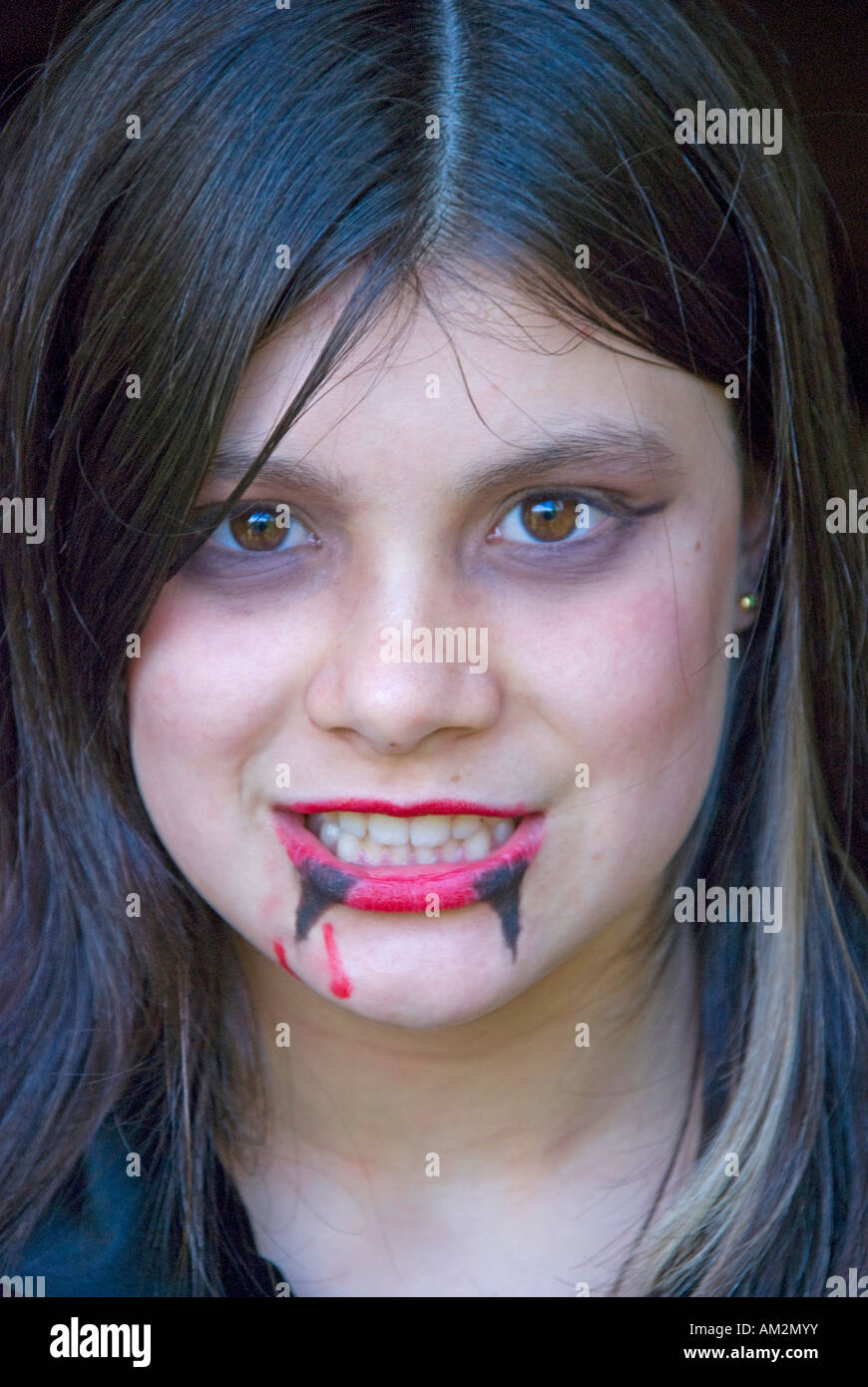 Hübsches 11-jähriges Mädchen, das Vampir-Make-up für eine Halloween-Party trägt Stockfoto