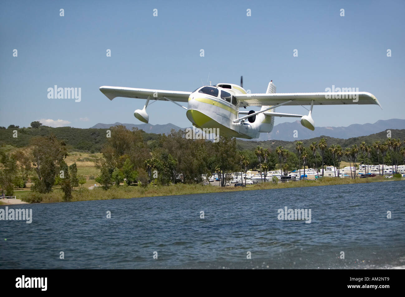 CB Amphibious Wasserflugzeug ausziehen aus Lake Casitas Ojai Kalifornien Stockfoto