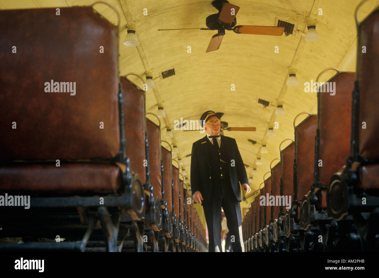 Ein Zugführer an Bord einen Normalspur-Dampflok-Zug in Eureka Springs, Arkansas Stockfoto