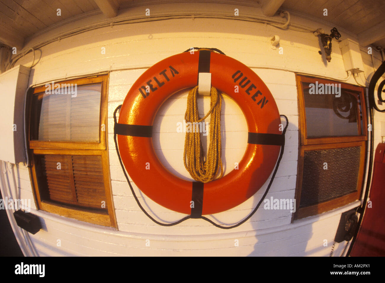 Ein Rettungsring auf den vorderen Teil der Kabine der Delta Queen ein Relikt der Steamboat Ära des 19. Jahrhunderts Mississippi River Stockfoto