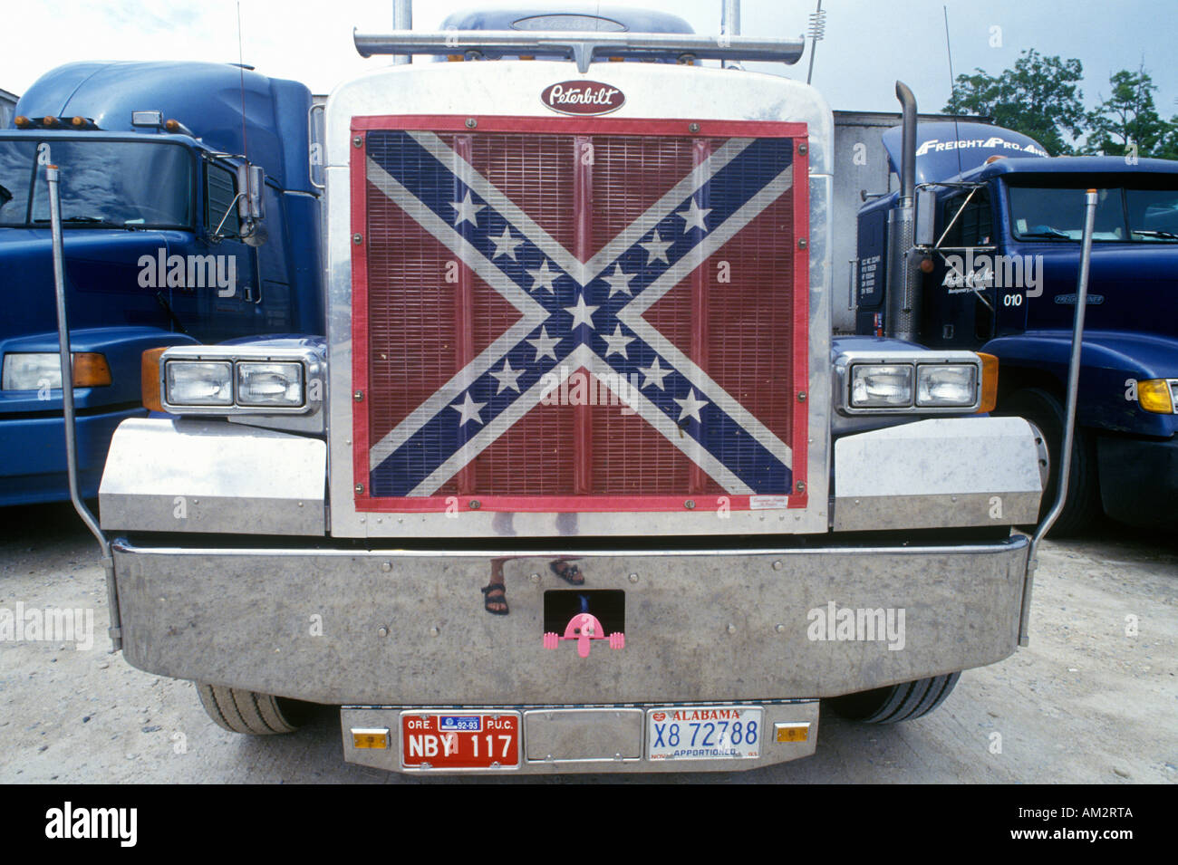 Ein Konföderierten Flagge auf der Vorderseite eines LKW im südlichen Georgia Stockfoto