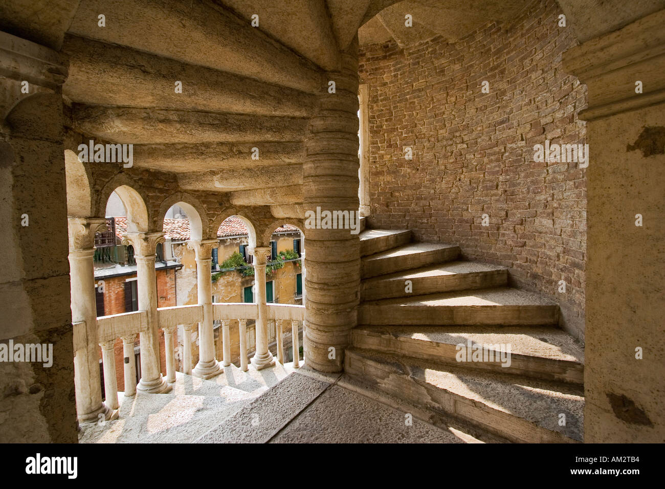 Innenansicht der Wendeltreppe des Palazzo oder Scala Contarini Del Bovolo Venedig Italien Stockfoto