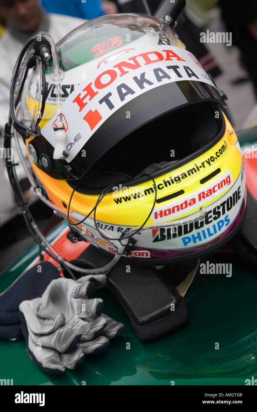 JapanGT Fahrer Helm und Handschuhe an der Sepang International Circuit, Malaysia Stockfoto