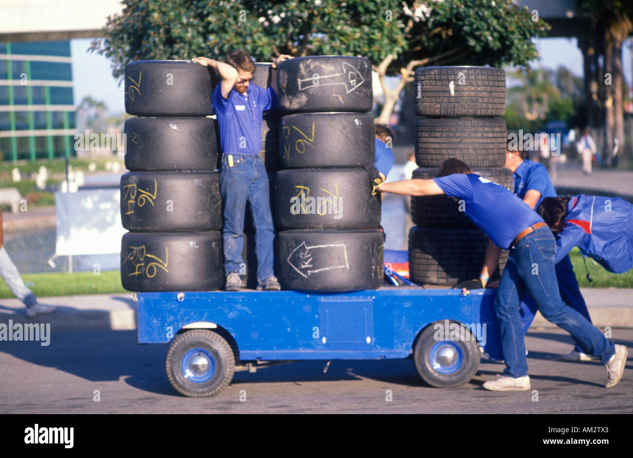 Männer ziehen einen Wagen beladen mit Rennen Autoreifen bei Toyota Grand-Prix-Rennen der Indy Car World Series in Long Beach CA Stockfoto