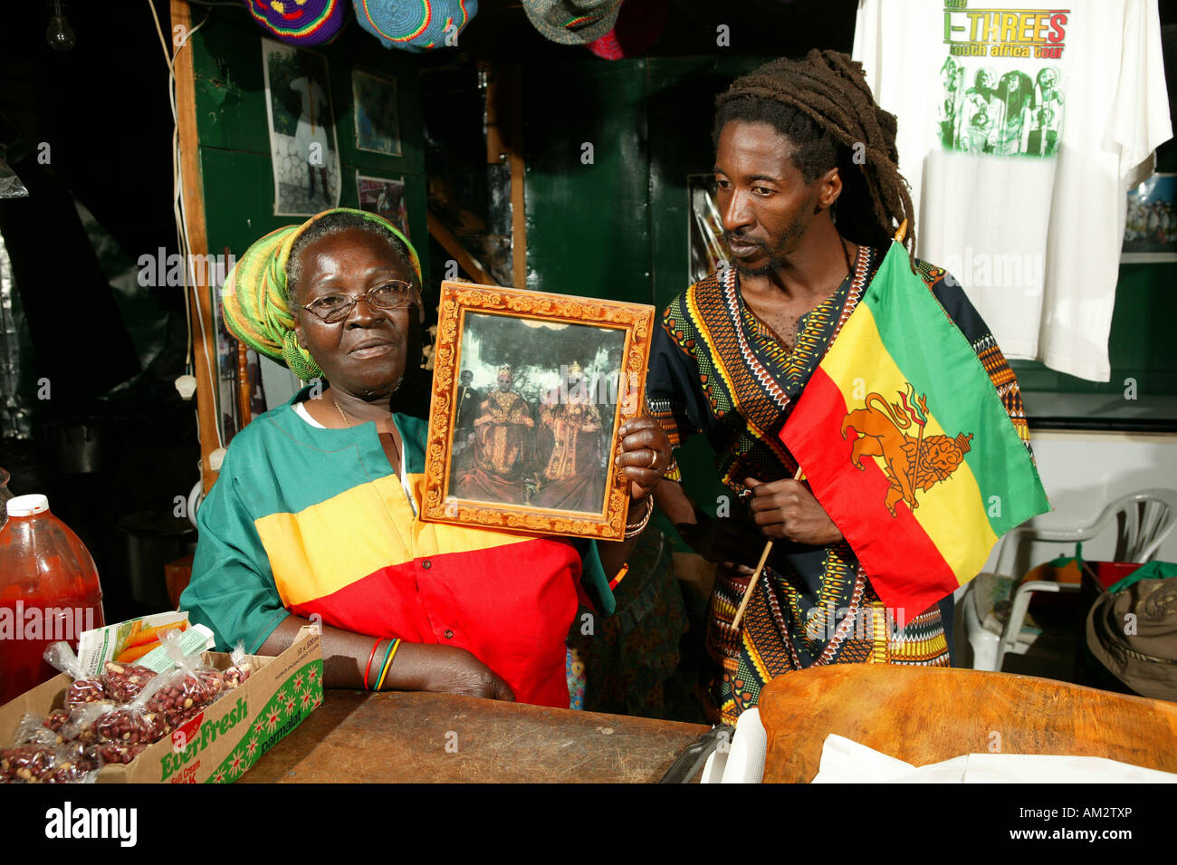 Der Vorsitzende und der "Pressesprecher" der Rastafari Marcus Garvey Gemeinschaft mit einem Bild von König heilen Selassie, Cape Tow Stockfoto