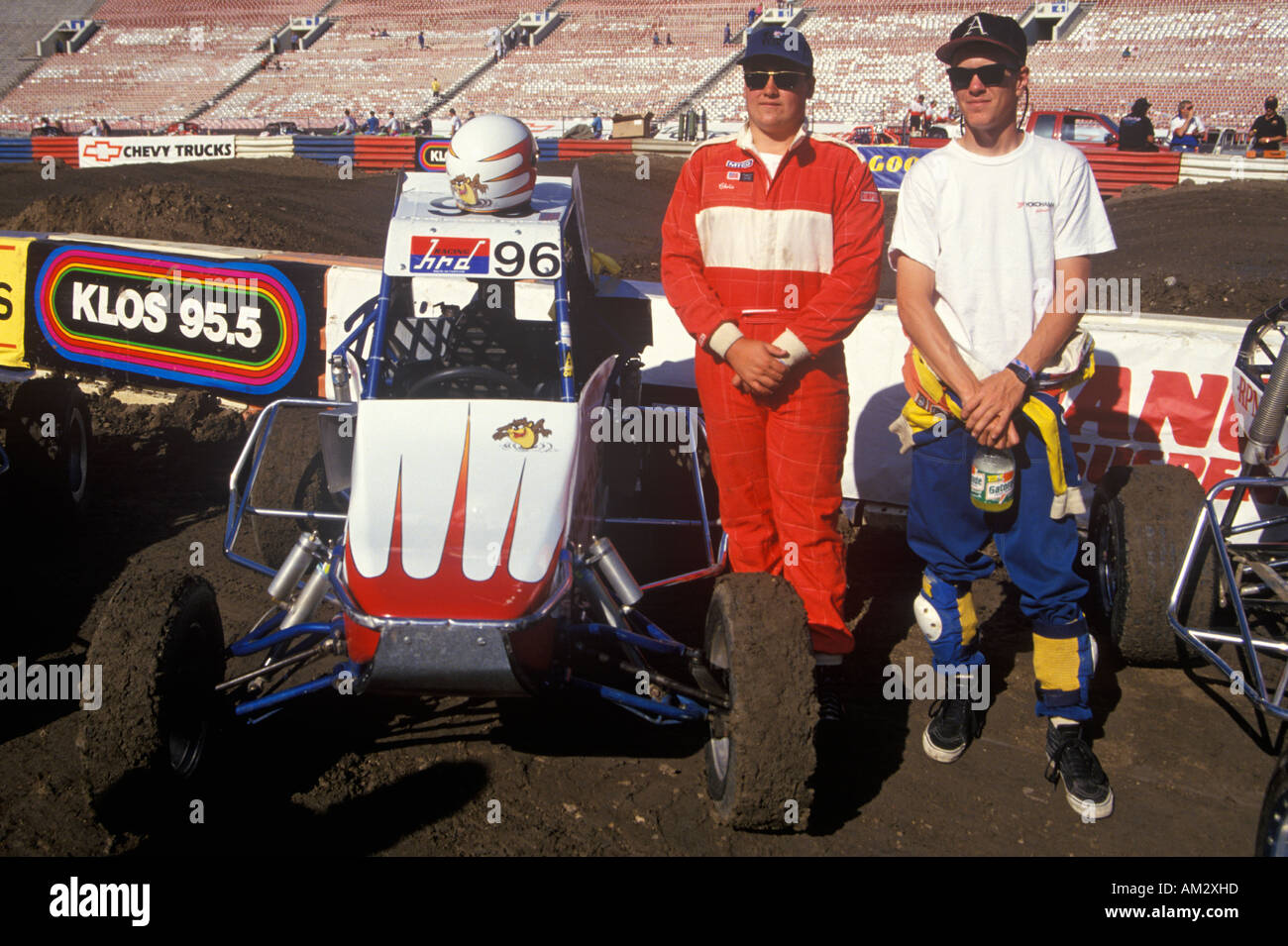 Off Road Racing Veranstalter steht Mickey Thompson ein Fahrer mit seinem Geländewagen in der Rose Bowl in Pasadena, Kalifornien Stockfoto