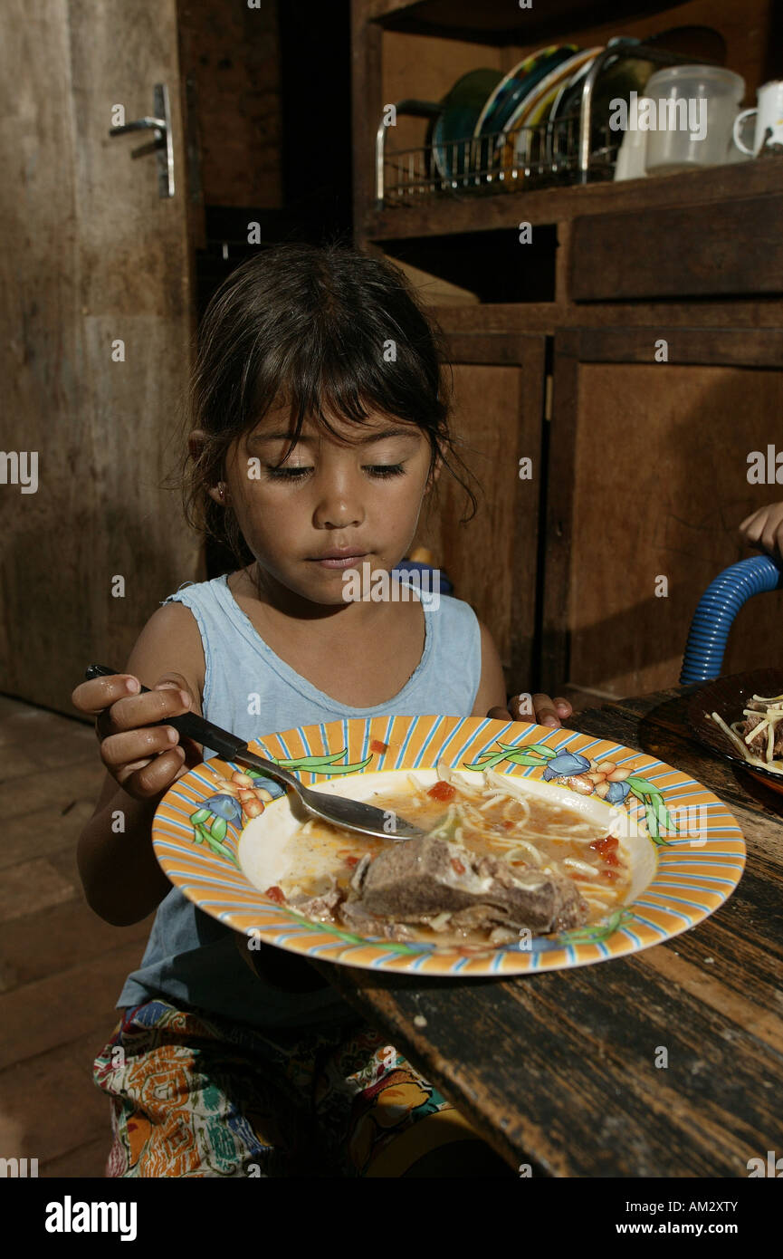 Guarani Kinder Essen in der armen Gegend von Chacarita, Asuncion, Paraguay, Südamerika Stockfoto