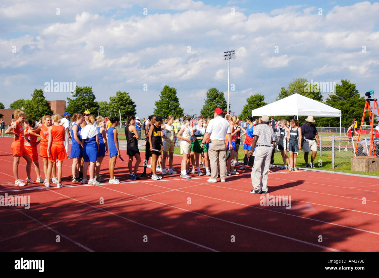 Teenager Staffelläufer Check-in an einer High School Leichtathletik Bezirk treffen Stockfoto