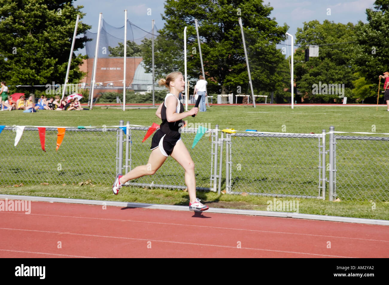 Teenager-Mädchen Staffellauf Läufer an einer High School Leichtathletik Bezirk treffen Stockfoto
