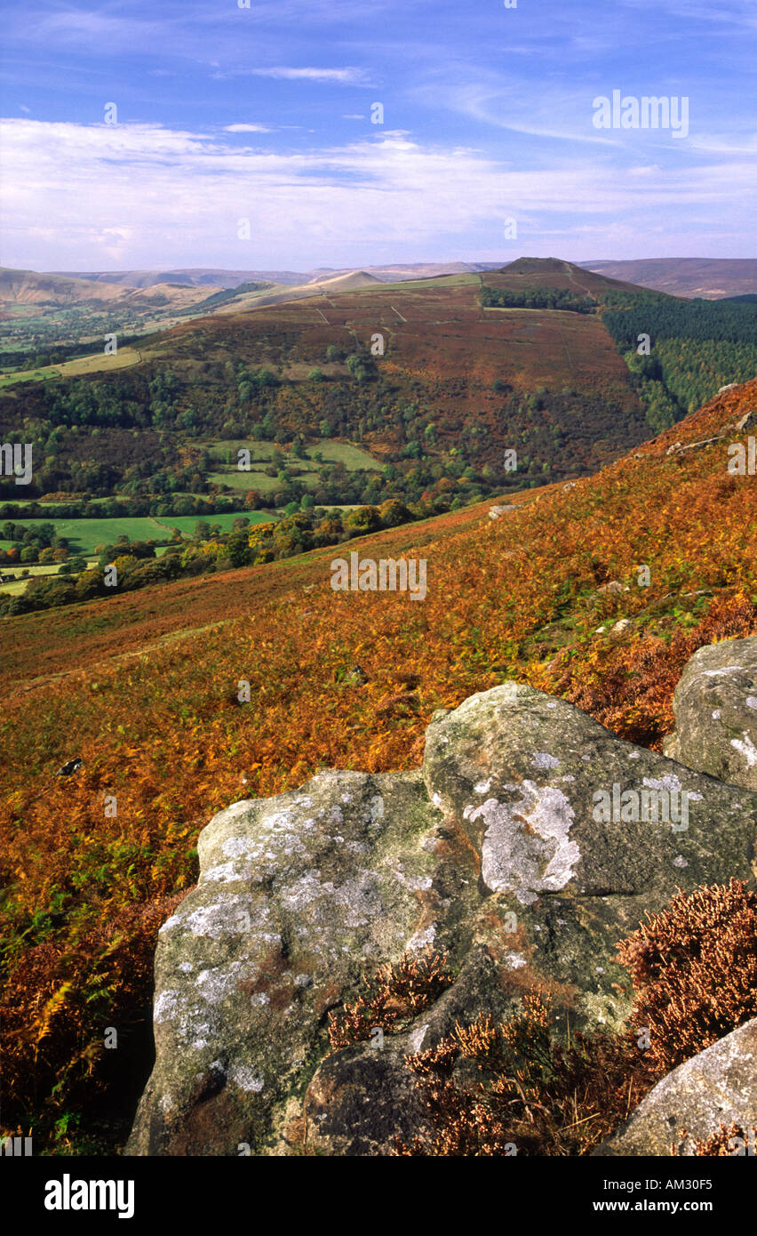 Blick vom Bamford Moor in Richtung Win Hill und Mam Tor in Derbyshire Peak District Stockfoto