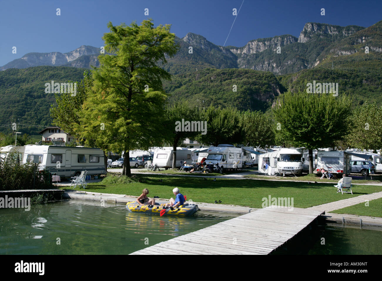 Ältere paar in einem Schlauchboot, Campingplatz am Kalterer See, Südtirol,  Italien Stockfotografie - Alamy
