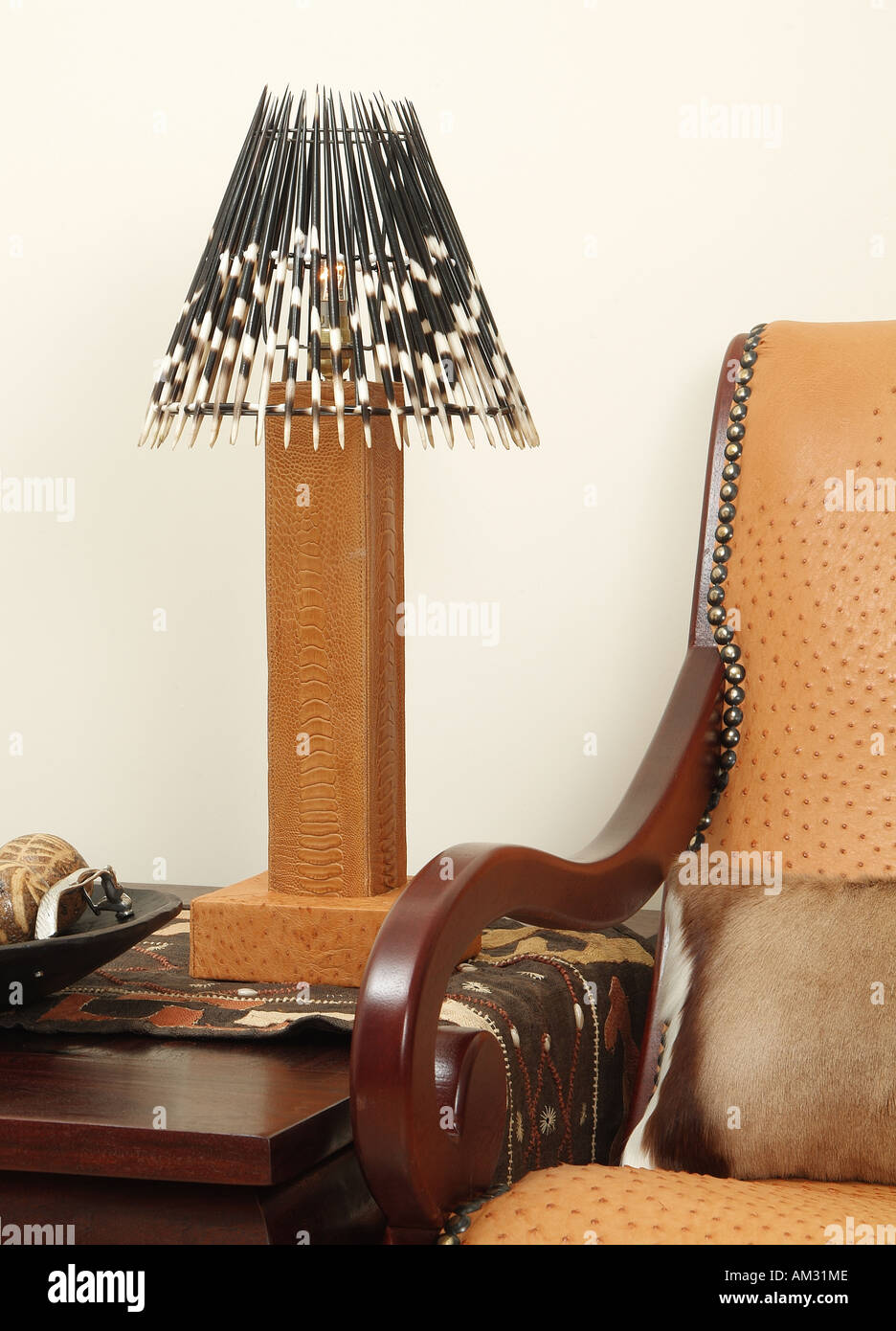 Stachelschwein Feder Lampe und Strauß Haut Stuhl Stockfotografie - Alamy