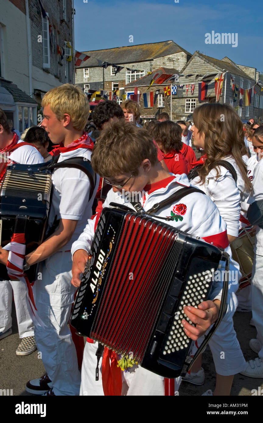 Jugendliche musizieren am Obby Oss Tag in Padstow, Cornwall, england Stockfoto