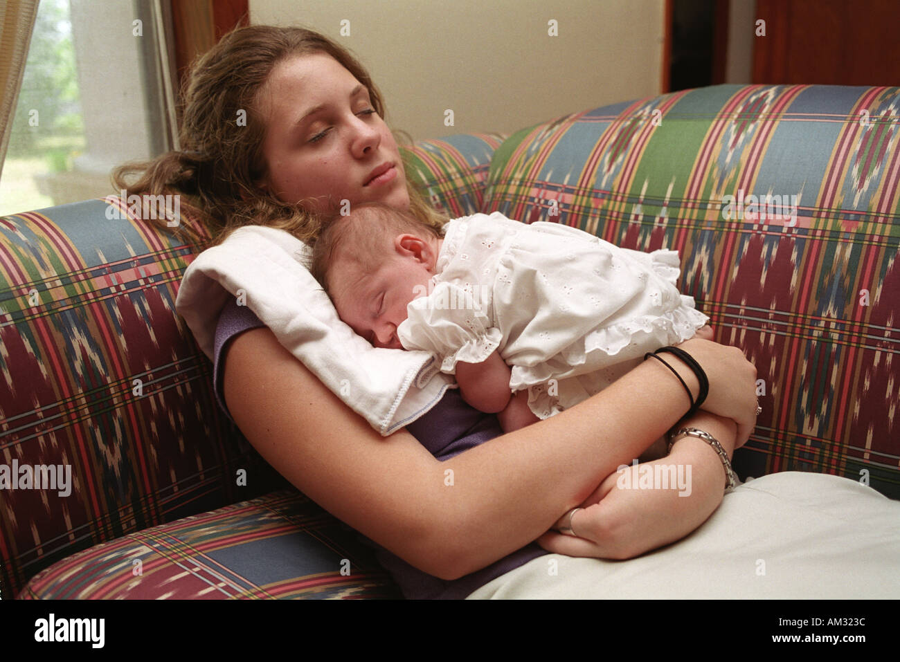 Minderjährigen Teenager alleinerziehende Mutter mit Neugeborenen. Stockfoto