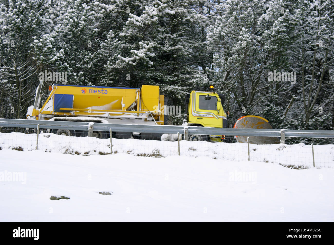 Pflug auf Bergstraße Stockfoto
