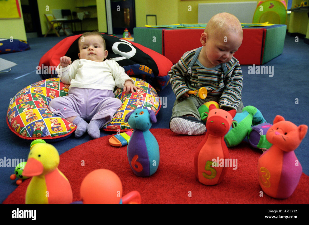 Kleine Kinder und Kleinkinder spielen auf weiche Spielbereich. Stockfoto