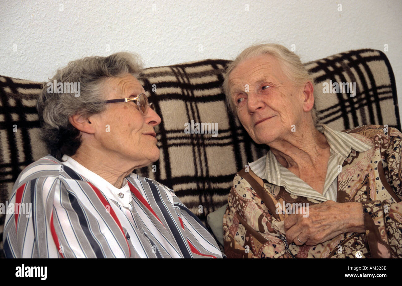 Ältere Frau im Gespräch mit schlecht älteren Verwandten Stockfoto