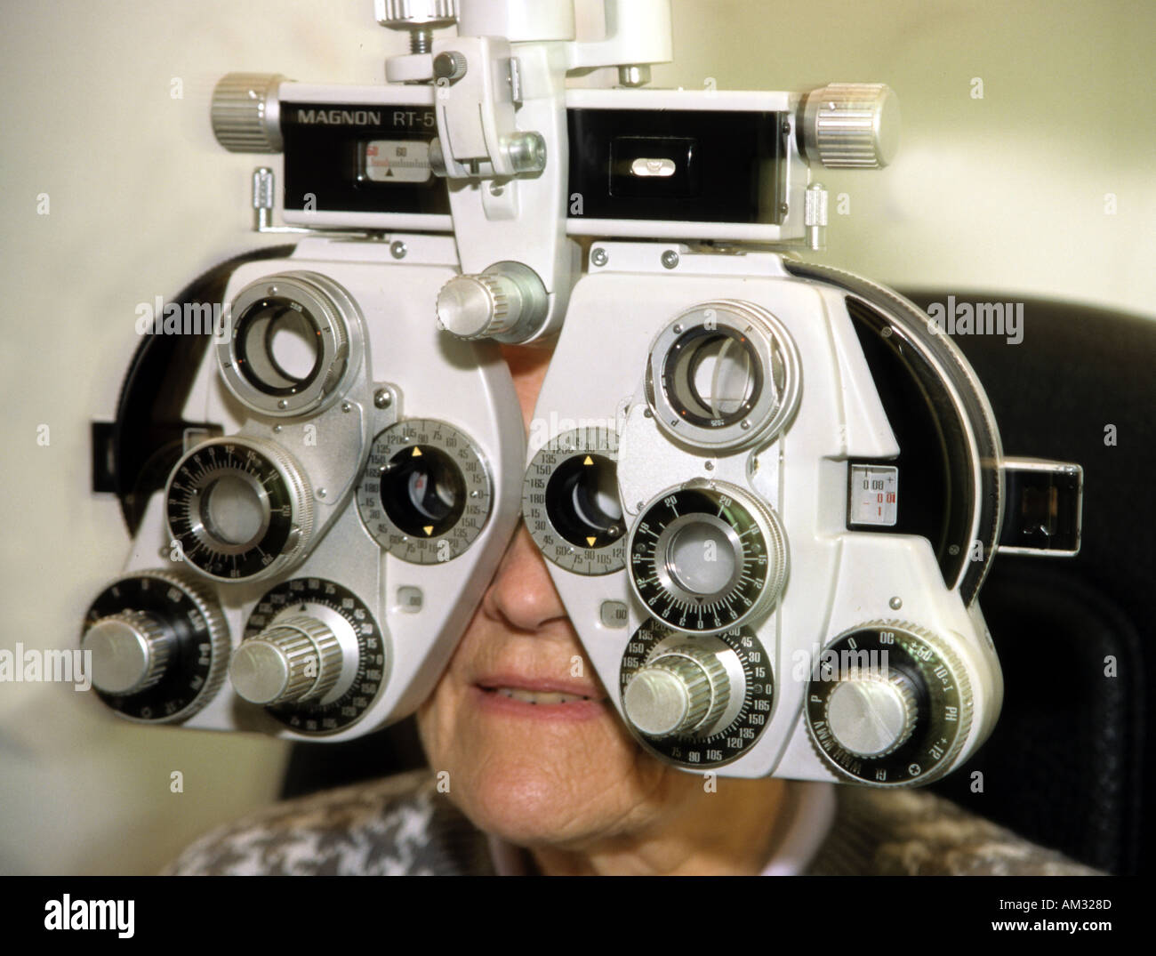 ältere Dame mit Auge mit Phoropter im Einsatz testen Stockfoto