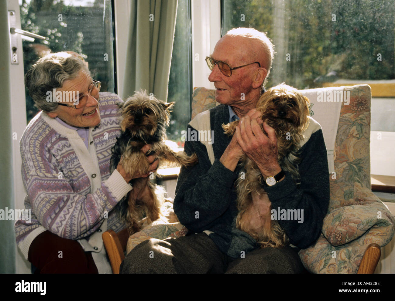 zwei ältere Menschen mit ihren Haustieren Stockfoto