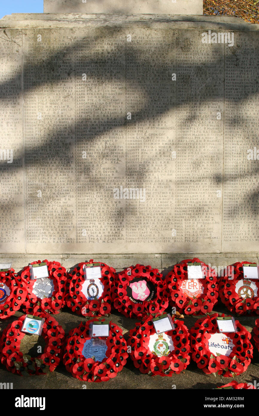 Mohn und Kriegerdenkmal in der Promenade, Cheltenham, Großbritannien Stockfoto